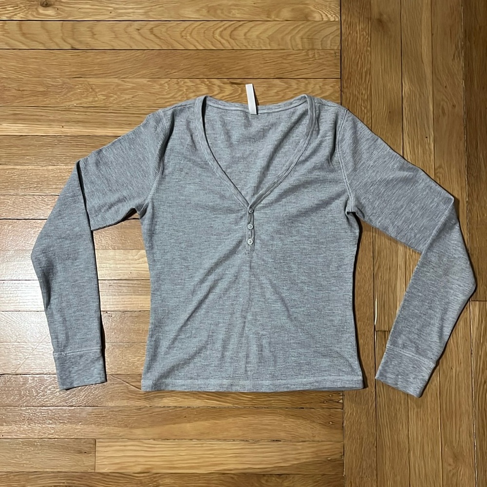 Fabletics Heather Gray V-Neck Long Sleeve Top